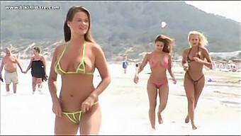 Scharfe Luder In Bikinis Am Strand Von Ibiza