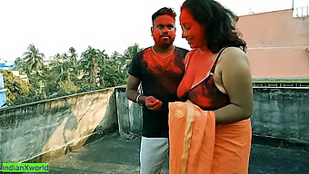 Une Jeune Indienne De 18 Ans S'Engage Dans Des Discussions Sales Et Des Doigtés Avec Deux Cougars Attrayantes Lors D'Une Célébration De Holi.