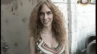 Video Vintage Di Adriana Che Prende Una Sborrata In Faccia Da Sette Uomini