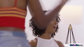 Misty Stone E La Sua Figliastra Si Lasciano Andare A Un Appassionato Incontro Lesbico Interrazziale. Non Perdere Questo Video Piccante!