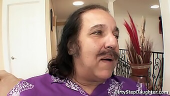 Ron Jeremy Njuter Av En Förbjuden Romans Med Sin Unga Styvdotter Lynn Love