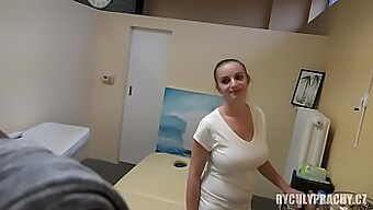 Entspannung Führt In Diesem Massagevideo Zur Befriedigung