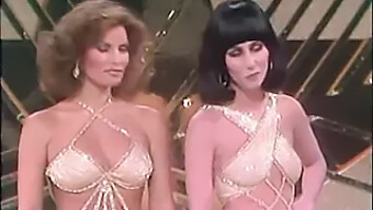 Cher E Raquel Welch Em Um Encontro Sensual Com Uma Milf Vintage