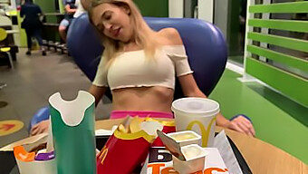 Veřejná Kontrola Orgasmu S Kočkou Na Toaletě Mcdonald'S