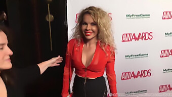 Emmy Demure와 Alexa Nova가 레드 카펫에서 Avn Awards 2018에 참석합니다