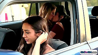 Motorista Observa Lilly Hall E Candice Dare Se Beijando Por Trás