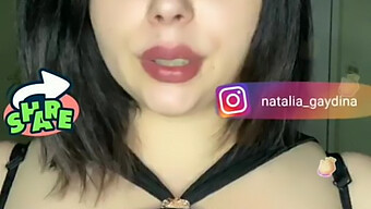 Wanita Dewasa Rusia Dengan Payudara Besar Dan Pantat Yang Seksi Menggoyangkan Payudaranya Dalam Video Amatir