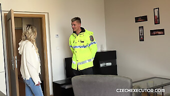 Notgeile Polizistin Claudia Macc Lässt Sich Auf Eindeutige Taten Ein