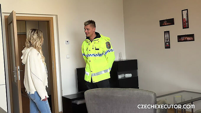 Geile Agente Claudia Macc Doet Expliciete Daden