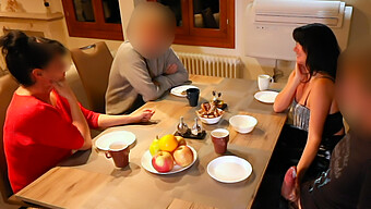 Deutsche Milf Und Teen Engagieren Sich In Öffentlichem Oralsex Und Handjob