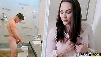 Chanel Preston Löytää Poikansa Masturboimasta Kylpyhuoneessa Ja Liittyy Kuumaan Seksiin