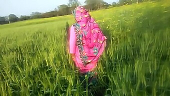 Hidden Camera Captures Indian Housewife'S Outdoor Sex Adventure