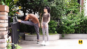 สาววัยรุ่นมือใหม่ Song Tian Tian เรียนรู้ทักษะการใช้ปากจากโค้ชของเธอ