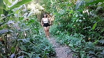 Pareja Amateur Hace Una Caminata Y Se Pone Sucia