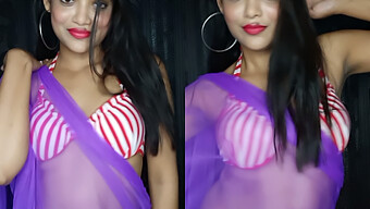 Striptis Sensual Rekha Menampakkan Asetnya Yang Menakjubkan