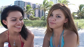 Deux Jeunes Filles Donnent Du Plaisir Oral À Une Grosse Bite Sur La Plage De Miami