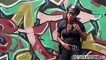 Il Video Porno Fatto In Casa Da Jasmine Webb Con Un Agente Di Polizia Nero