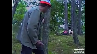 Trio Erotico Nel Bosco Con Face Fucking E Penetrazione Anale