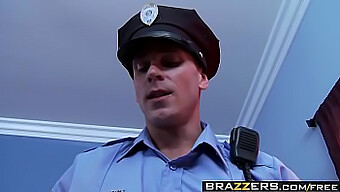 Brazzers Präsentiert Eine Heiße Begegnung Zwischen Amia Miley Und Johnny Sins In Einer Polizeiszene.