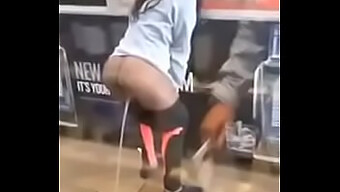 Mujer Cachonda Se Mea En El Pasillo De La Tienda De Conveniencia