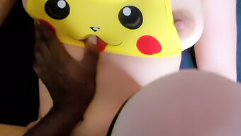 สาวฝรั่งเศสสวยผมดําแต่งตัวเป็น Pikachu มีประสบการณ์เซ็กส์ระหว่างเชื้อชาติที่รุนแรง