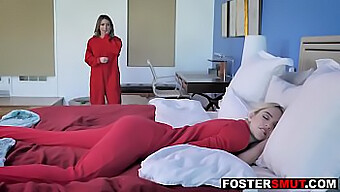 Un Incontro Lesbo Sensuale Tra Una Bionda Esperta E La Sua Controparte Giovane.