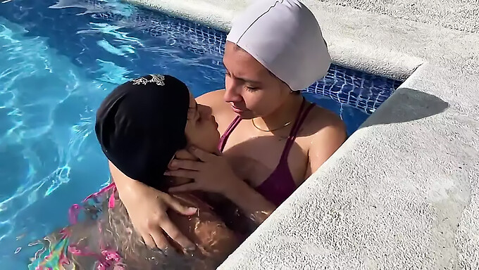 Duas Lésbicas Se Envolvem Em Preliminares À Beira Da Piscina, Levando A Um Encontro Quente No Banheiro