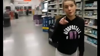 En Frekk Amatørkvinne Gir En Blowjob I Walmart