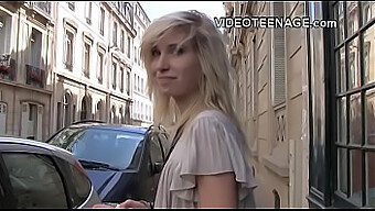 Une Adolescente Blonde Amateur Se Déshabille Pour Une Audition Porno