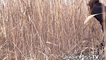 Colegialas Japonesas Hacen Una Pausa Para Un Descanso En El Baño Al Aire Libre