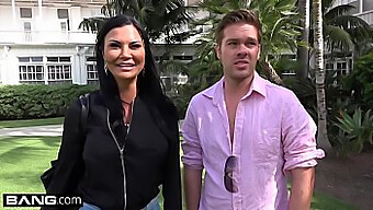 Jasmine Jae, Zrela Lepotica S Preluknjanim Klitorisom In Velikimi Joški, Se Pridruži Trojčku Na Plaži