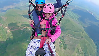 Stříkající Orgasmus Hubené Ženy Během Domácího Paraglidingového Videa