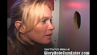 Milf Geeft Oraal Plezier En Wordt In Openbare Gloryhole Volgespoten