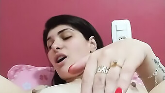 امرأة سمراء تستخدم لعبة جنسية للوصول إلى النشوة الجنسية.