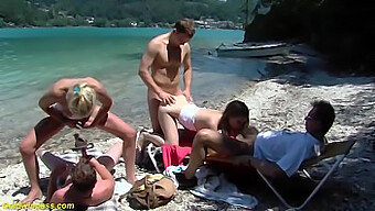 Wilder Gruppensex Am Strand Mit Hartem Analsex Und Deepthroat-Action