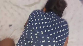 Desi Bhabhi Expose Ses Petits Seins Et Sa Chatte Serrée De Près