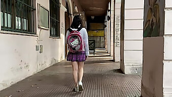 Adolescente Hace Una Garganta Profunda Y Es Follada En La Cara En Argentina