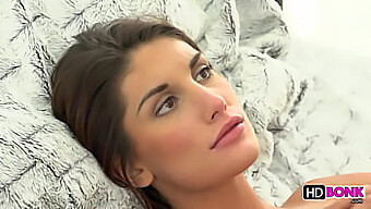 Čutna Lepotica August Ames V Visokokakovostni Jebači Sceni