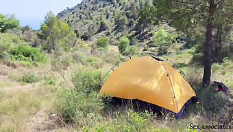 Ein Tourist Hat Sexuelle Aktivitäten Mit Einem Paar In Einem Zelt In Einem Fkk-Camp.