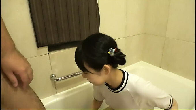 Une Fille Japonaise Se Masturbe Avec Un Vibromasseur Sous La Douche (Partie 4)