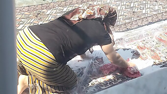 Ibu Rumah Tangga Publik Menanggalkan Jilbab Dan Pakaiannya Untuk Video Amatir