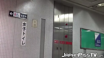 Femmes Japonaises Filmées En Train D'Uriner Dans Une Salle De Bain Commune