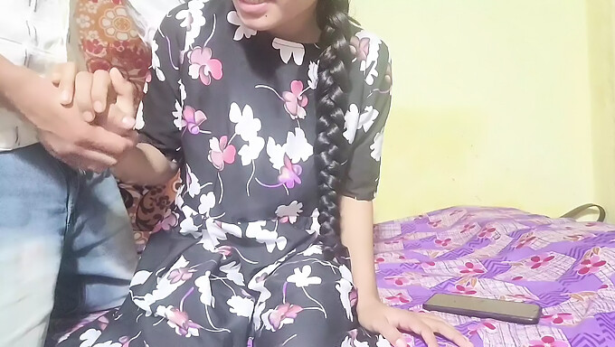 Isteri India Terlibat Dalam Aktiviti Seksual Dengan Pasangannya.