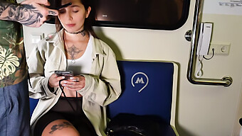 Une Nana Audacieuse Se Fait Tatouer Et Baiser Dans Un Trajet En Train