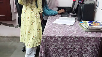 Une Mince Fille De Bureau Indienne Se Fait Doigter Et Baiser La Chatte Par Son Patron