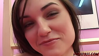 Sasha Grey, La Seductora Pornostar, Disfruta De Una Penetración Anal Profunda En Este Vídeo Caliente.