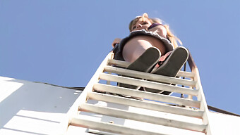 Deutscher Teen Fingert Sich Auf Dem Dachterrassendeck