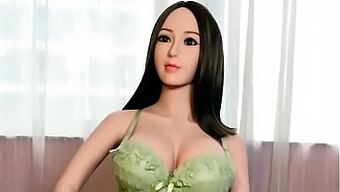 Boneka Seks Asia Yang Sensual Dalam Baju Renang Hijau Dengan Payudara Besar Bersiap-Siap Untuk Dari Belakang Dengan Posisi Yang Menggoda