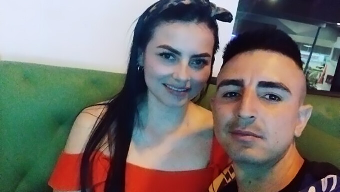 Casal Apaixonado Se Entrega A Um Amor Apaixonado Com Uma Colombiana Curvilínea Em Uma Jacuzzi. Você Não Vai Querer Perder Essa Cena Quente E Picante!