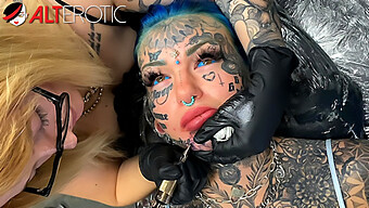 Atemberaubende Tätowierte Schönheit Bekommt Ein Gesichts-Tattoo